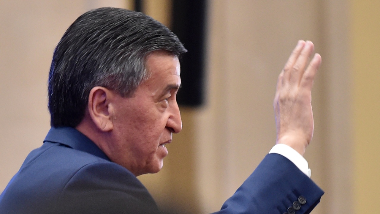 Президент Кыргызстана ушёл с поста, протестующие требуют роспуска парламента