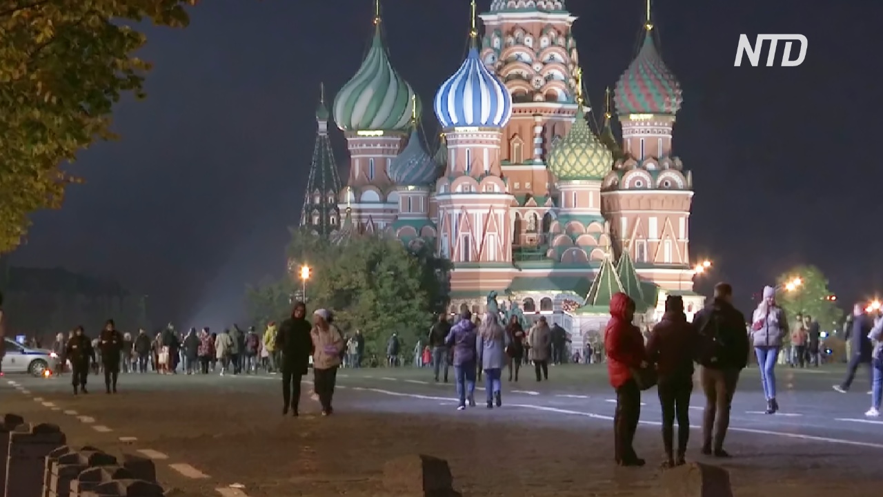 Москвичи гуляют в центре города, хотя в России снова более 15 000 новых случаев COVID-19