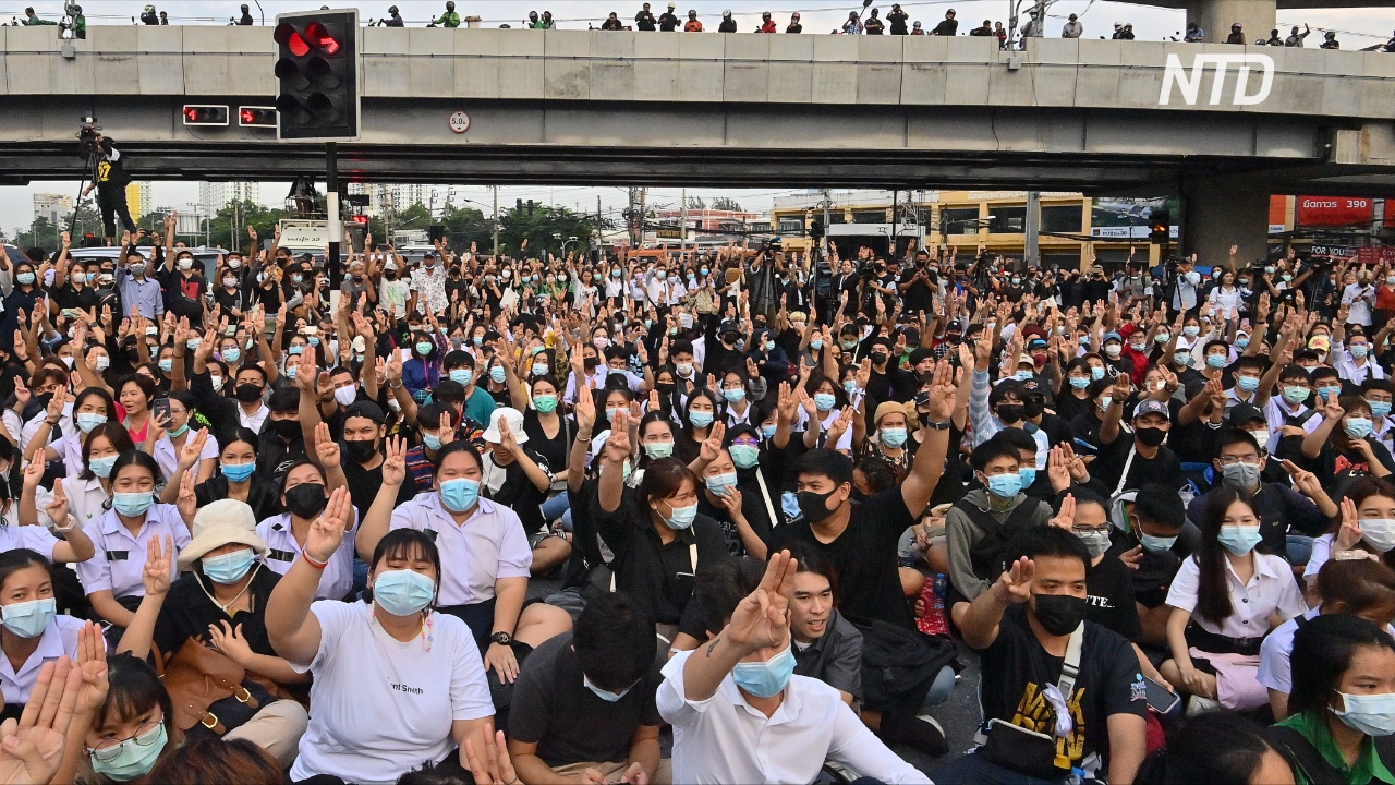 Тысячи тайцев снова вышли на протест, несмотря на запрет на массовые собрания