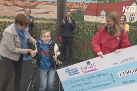 Британский мальчик с церебральным параличом собрал £150 тысяч для больницы и школы