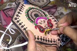 Индийские мастерицы украшают маски для лица традиционной росписью