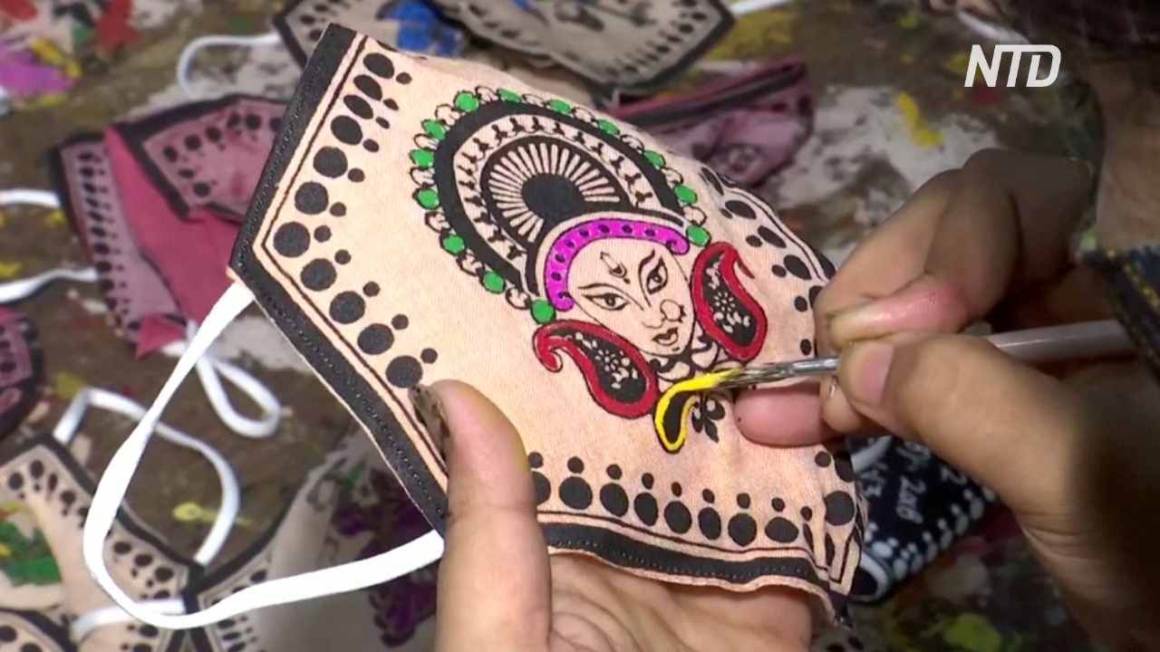 Индийские мастерицы украшают маски для лица традиционной росписью