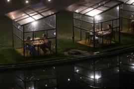 Бразильский ресторан поставил для гостей прозрачные домики для социальной дистанции