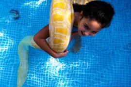 Как 8-летняя девочка плавает с питоном в бассейне