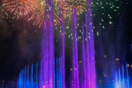 Самый большой в мире фонтан торжественно открыли в Дубае