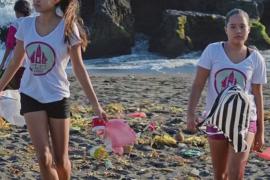 Две сестры очищают пляжи острова Бали и вдохновляют тысячи человек