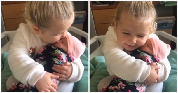 Трёхлетняя девочка впервые видит новорождённую сестру. Трогательное видео.