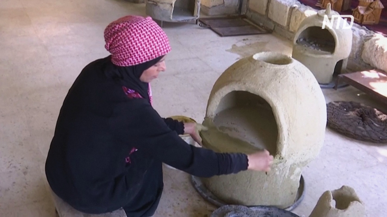 Иорданка делает глиняные печи, чтобы выпекать традиционные лепёшки