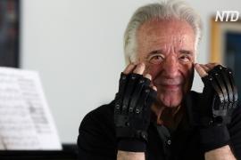Бионические перчатки вернули радость 80-летнему бразильскому пианисту