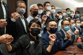 Оппозиционные гонконгские депутаты массово подали в отставку из-за дисквалификации их коллег