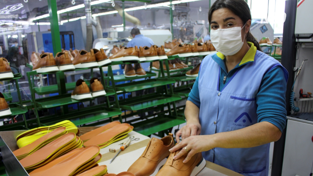 Португальские производители обуви меняют каблуки на маски