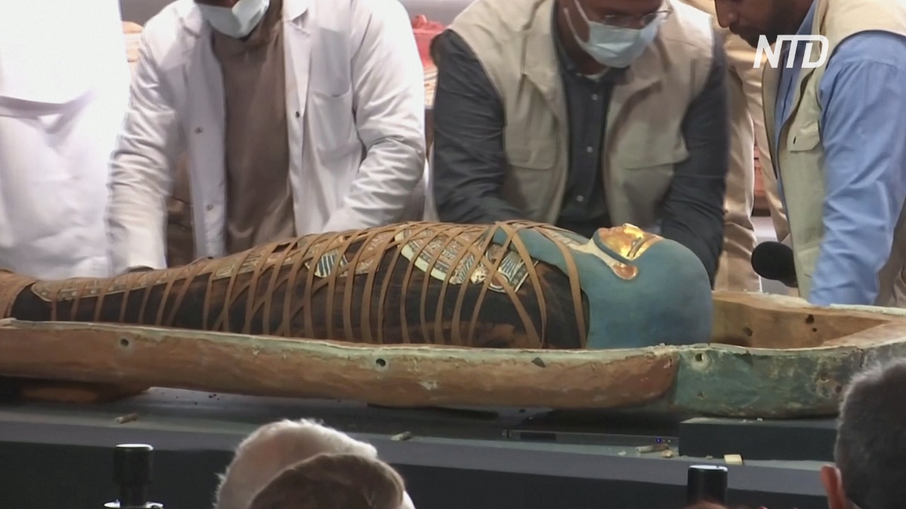 В Египте показали более 100 нетронутых саркофагов возрастом 2500 лет