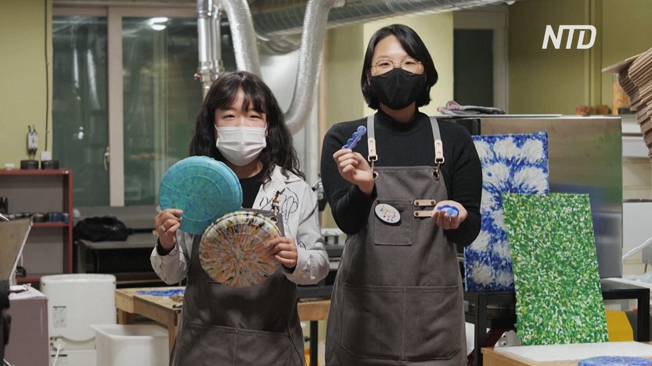 Две девушки избавляют Сеул от использованных пластиковых крышек