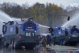 Протесты против закона о карантине в Берлине разгоняли водомётами