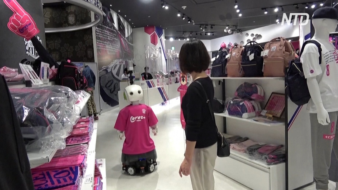 В японском магазине робот следит за ношением масок и соблюдением соцдистанции