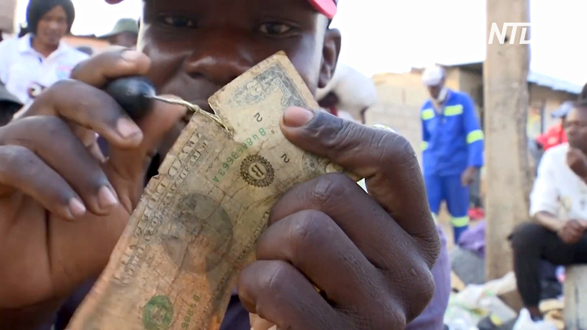 В Зимбабве деньги ремонтируют за деньги