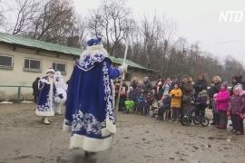 В Москве Дед Мороз и Снегурочка встретились с детьми-инвалидами