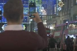 Рождественские огни в Лондоне: экраны с именами героев