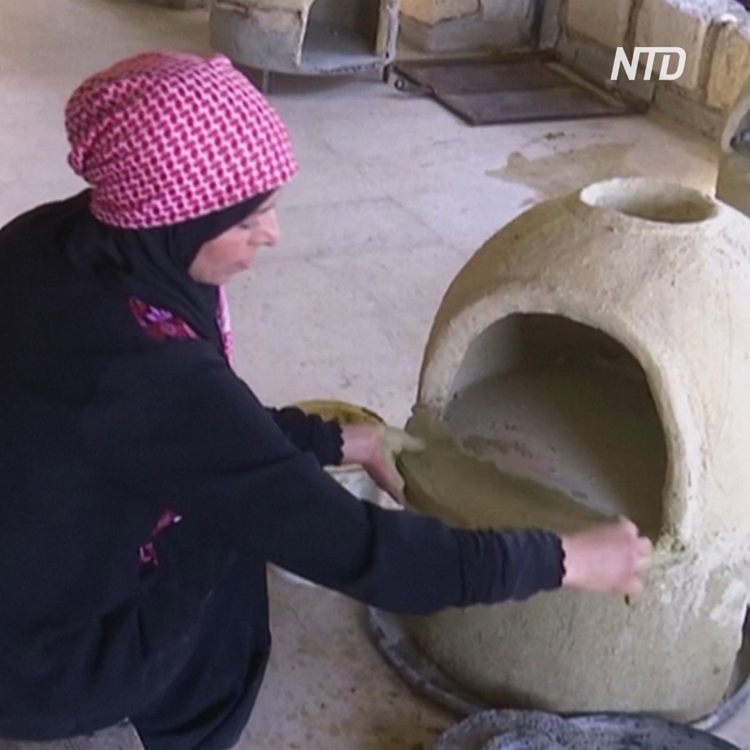 Иорданке захотелось маминых лепёшек, поэтому она слепила для себя печь из глины
