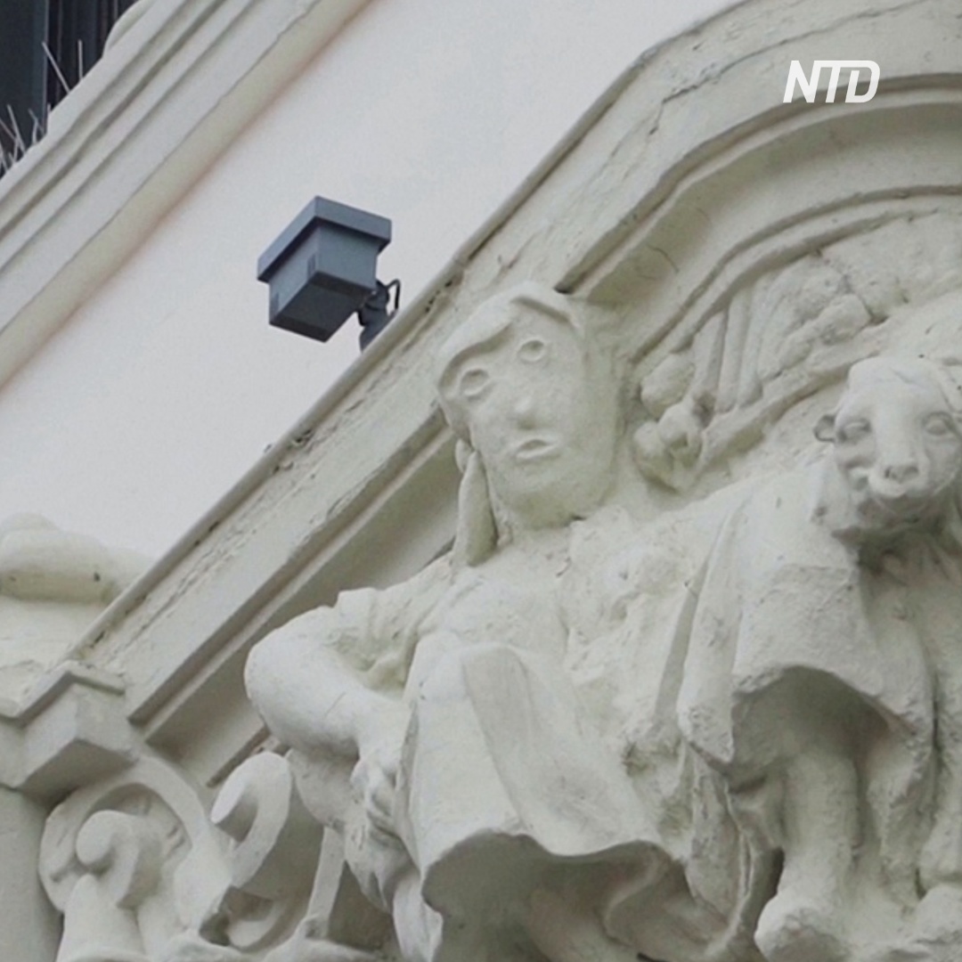 Голова-картофелина: на испанском здании изуродовали скульптуру 1923 года