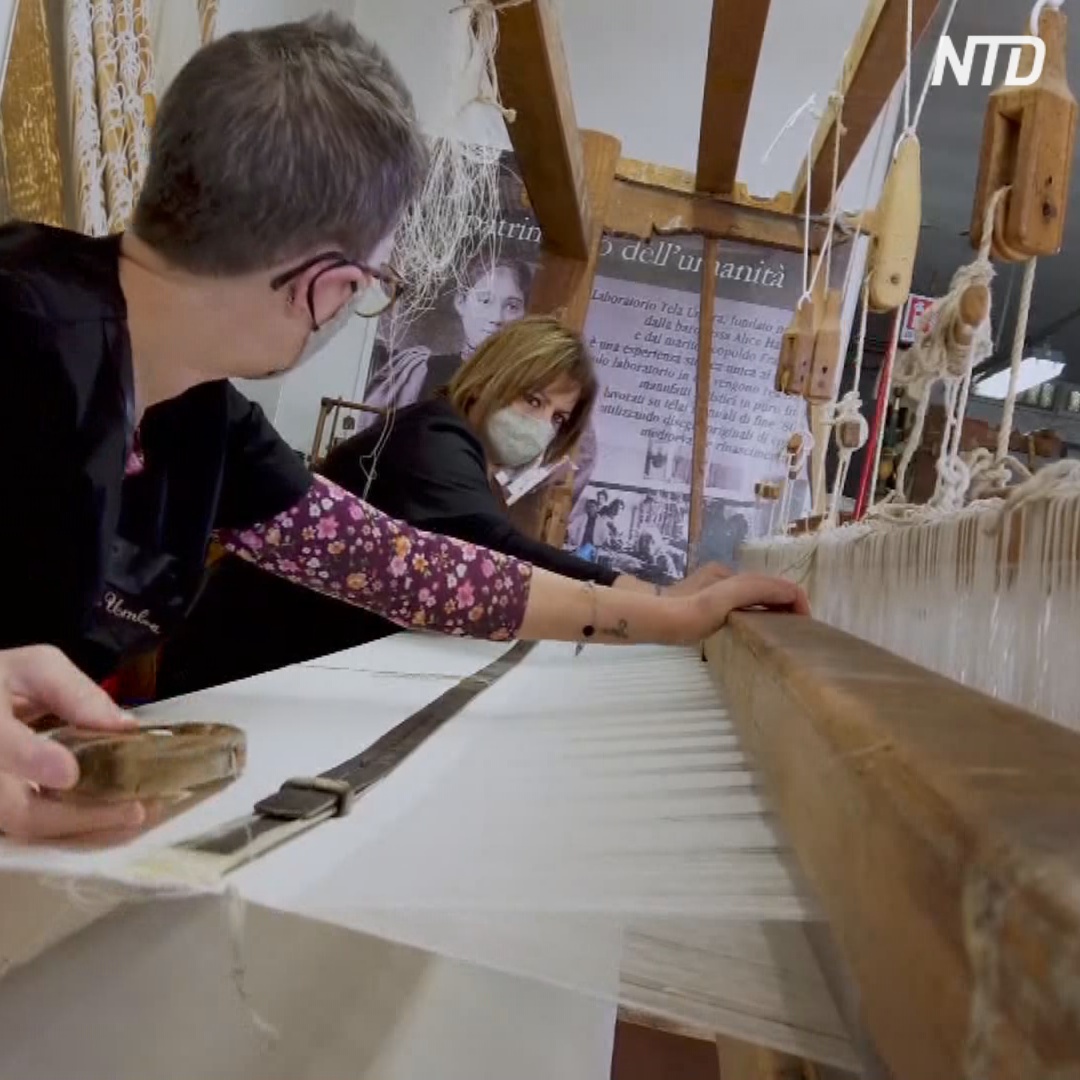 Золотые маски на 200-летних ткацких станках создают в Италии