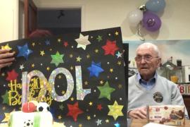 100-летнего ветерана завалили открытками со всей Великобритании