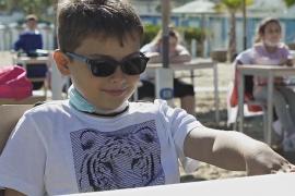 Итальянских детей вместо школы учат на морском пляже