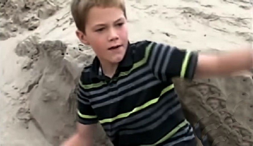 Как мальчик спасал, девочку погребённую в песке