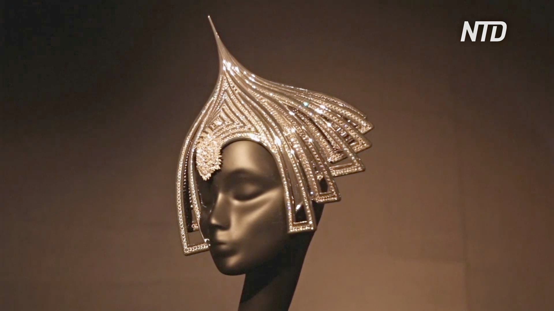 Котелок в стразах и шляпа с парусником: творения Филипа Трейси на выставке в Петербурге