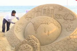 Фестиваль песчаных скульптур в Индии проходит без зарубежных мастеров