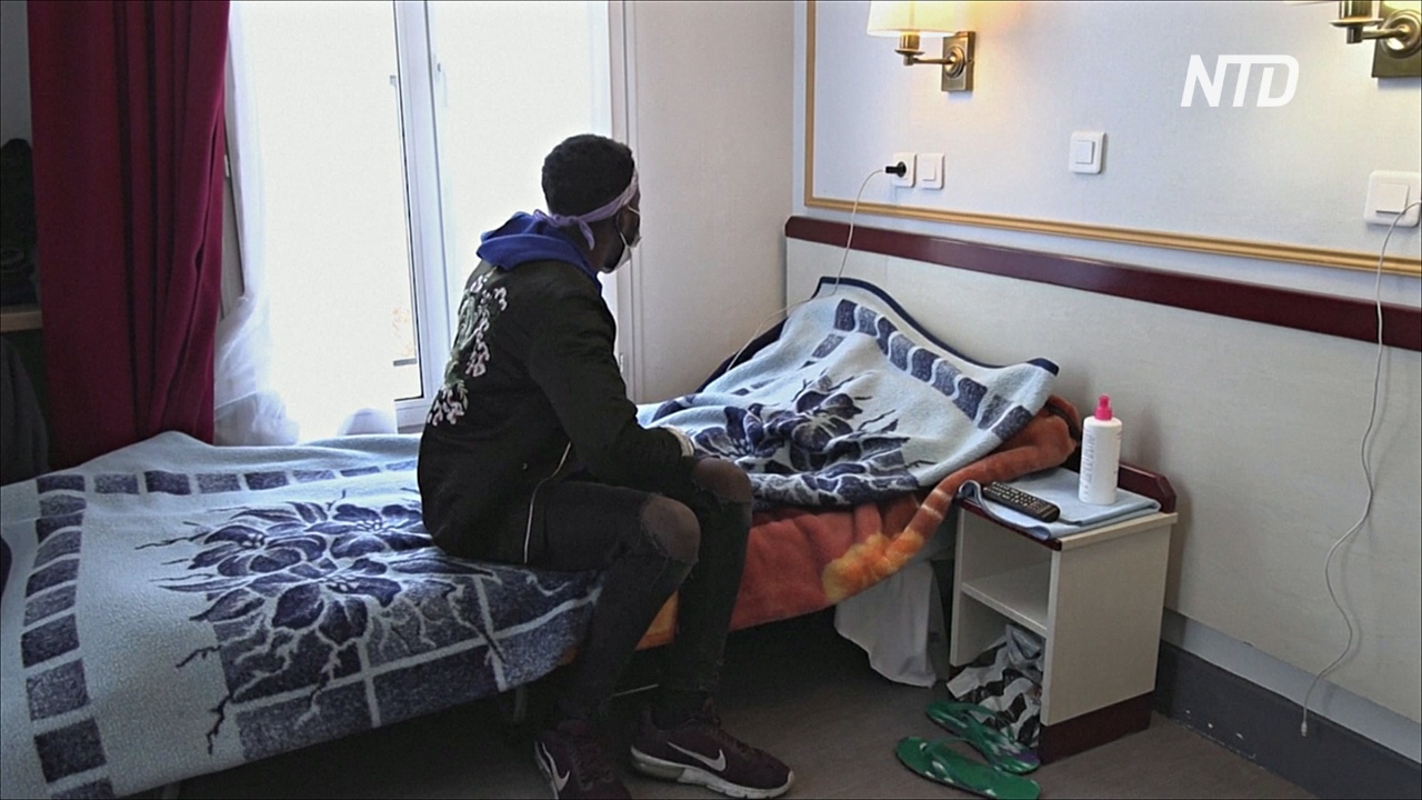 Луч надежды в пандемию: пустые парижские отели стали приютами для бездомных