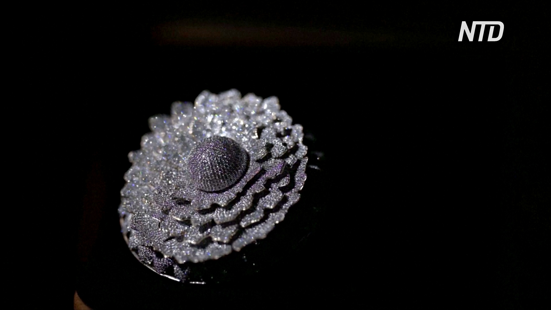 Ювелир из Индии побил рекорд Гиннесса: кольцо из 12 500 бриллиантов