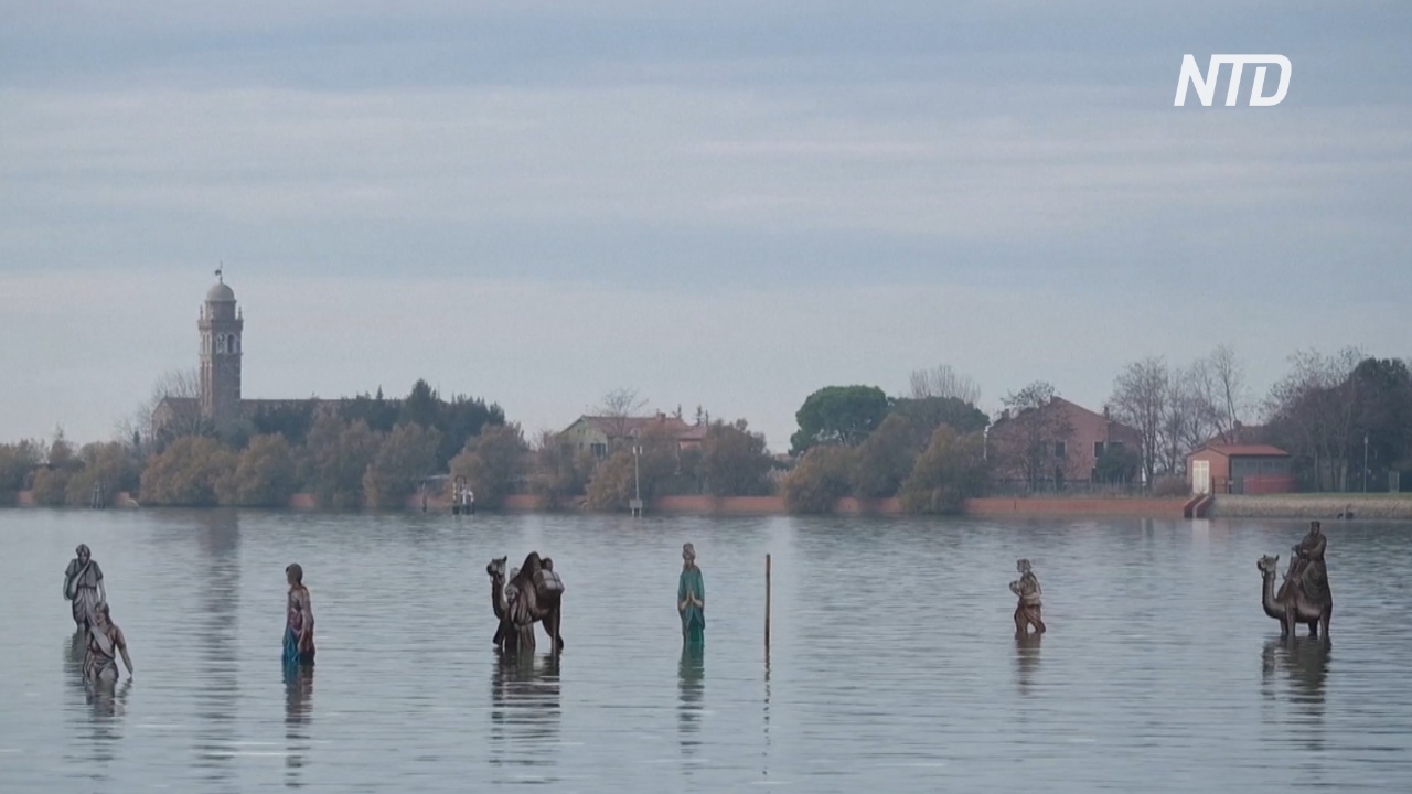 Рождественский вертеп на воде: необычная инсталляция в Венецианской лагуне
