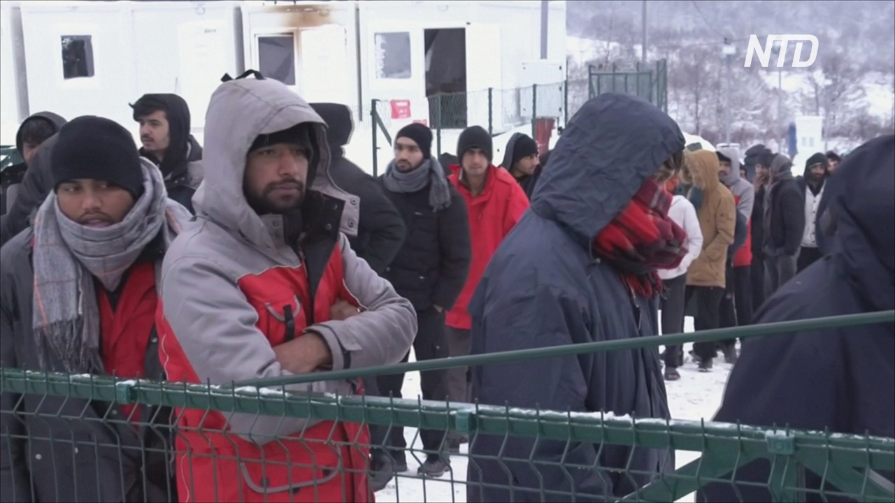 В Боснии мигранты замерзают в сгоревшем лагере