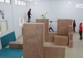 В Газе поклонники паркура безопасно занимаются в новом зале
