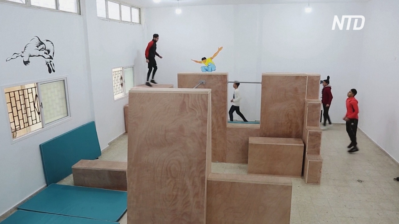 В Газе поклонники паркура безопасно занимаются в новом зале