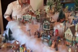 Боливийская семья украшает дом к Рождеству сотнями фигурок