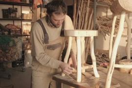 Пермские супруги создают из древесного мусора столы, стулья и сувениры