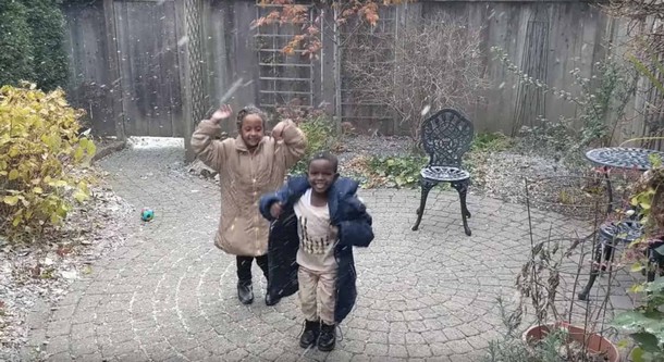 Африканские дети впервые видят снег. Трогательное видео