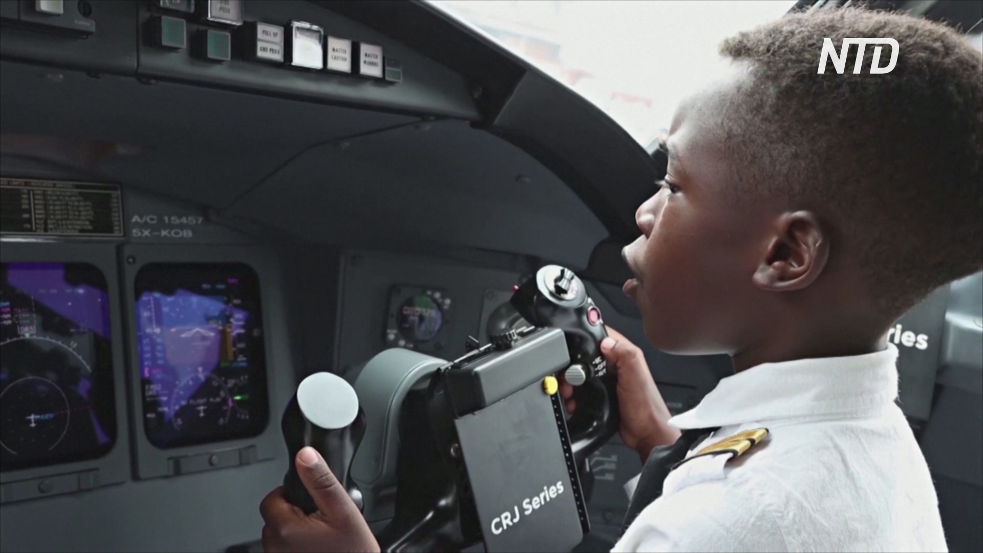 7-летний угандиец уже трижды летал на самолёте вторым пилотом