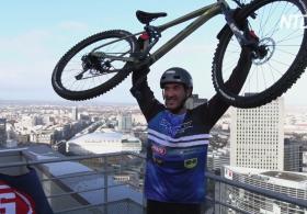 Вертикальный заезд: французский велотриалист покорил 140-метровый небоскрёб