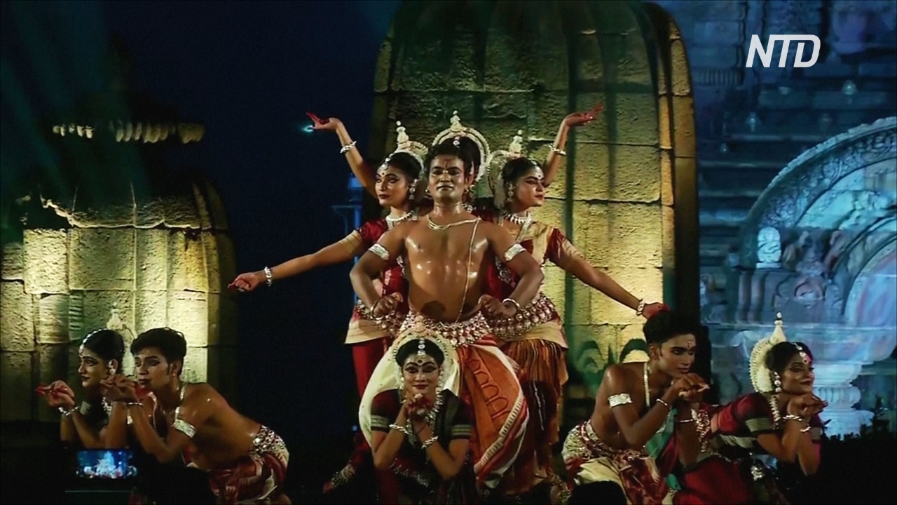 Индийские танцоры завораживают зрителей, выступая на фоне древнего храма