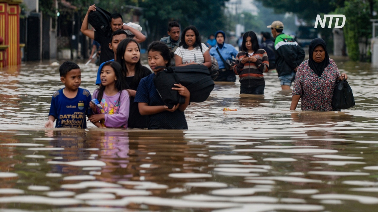 Наводнения в Индонезии: десятки тысяч человек бегут из домов