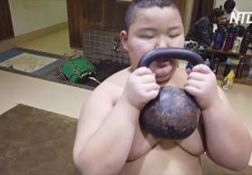 10-летний японский сумоист весит 85 кг и побеждает соперников старше себя