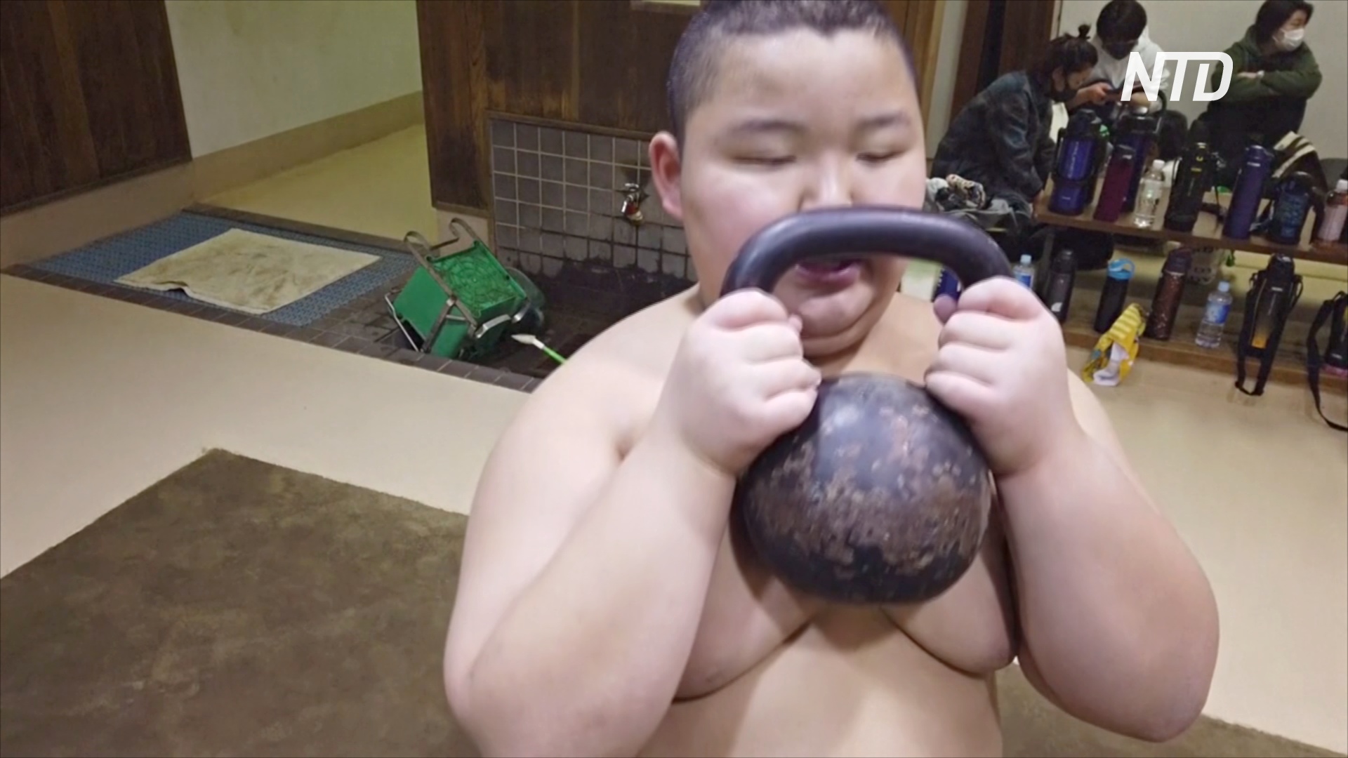 10-летний японский сумоист весит 85 кг и побеждает соперников старше себя