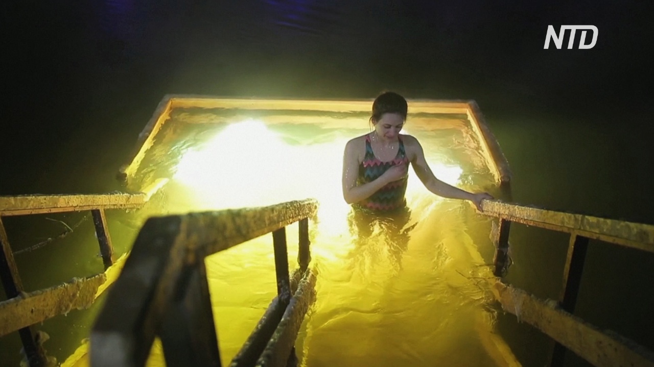 Россияне отметили Крещение купанием в ледяной воде