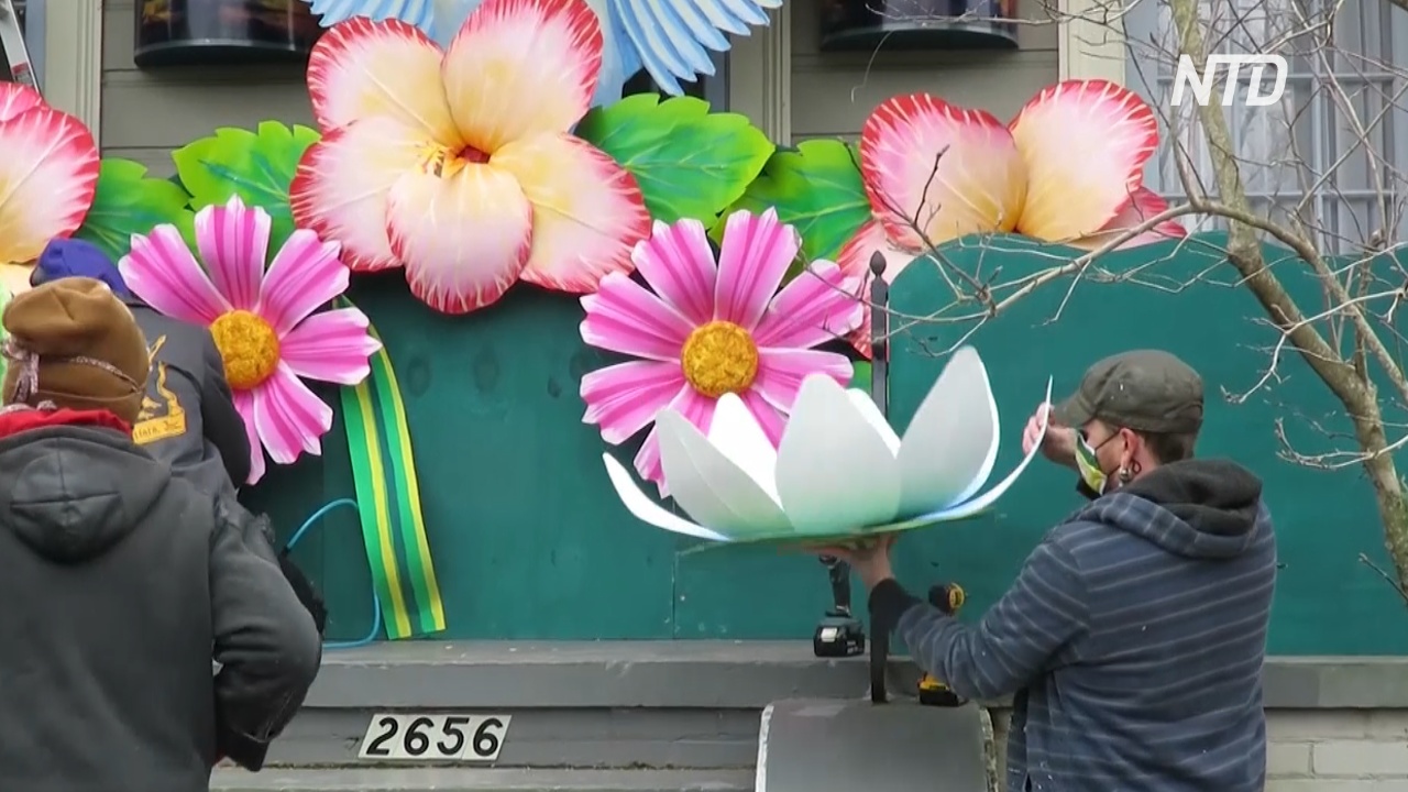 В Новом Орлеане из-за отмены парада люди украсили дома как карнавальные платформы