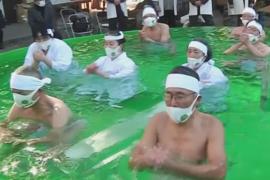 Исцеляющее купание: японцы окунулись в ледяную воду у храма в Токио