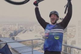 Французский велотриалист покорил 33-этажный небоскрёб в пригороде Парижа