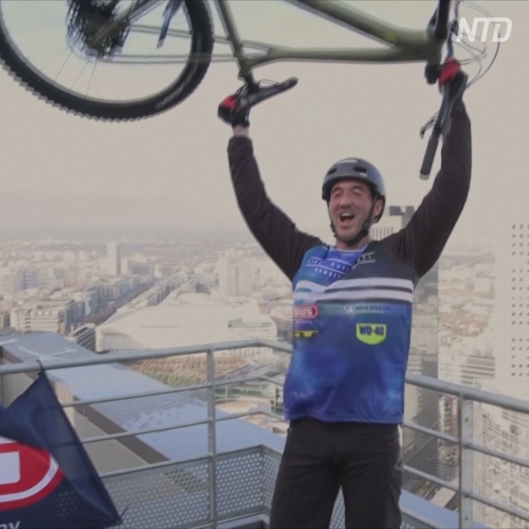 Французский велотриалист покорил 33-этажный небоскрёб в пригороде Парижа